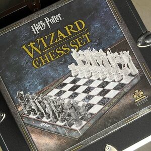 THE NOBLE COLLECTION HARRY POTTER WIZARD CHESS SET